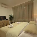 Gemuetliches Appartement Fuer 8 Personen In Prag